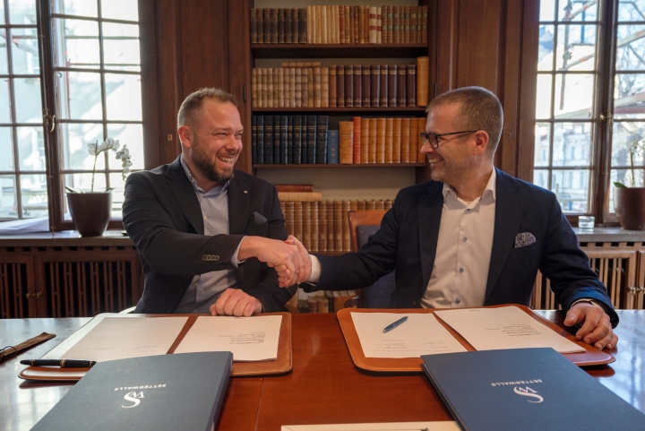 Dieter Sand och Cédric Fechter signerar avtalet för förvärv av Stockholm Skavsta Flygplats